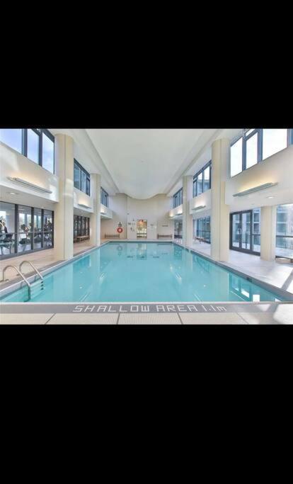 Spacious 2 Bedroom Plus Den, 2 Bath, Sleeps 5 With Balcony And Lakeview Downtown Toronto Condo Экстерьер фото