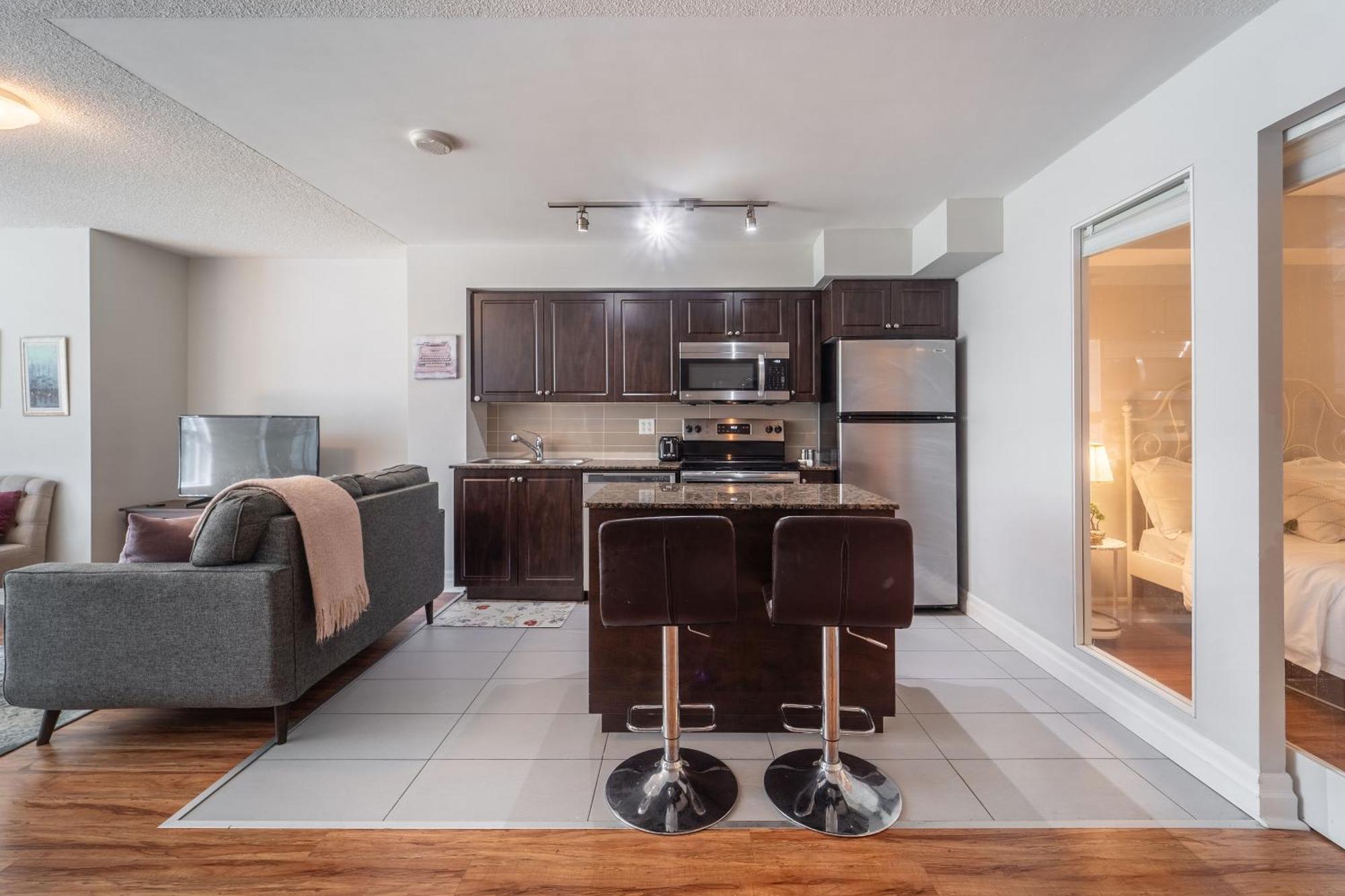 Spacious 2 Bedroom Plus Den, 2 Bath, Sleeps 5 With Balcony And Lakeview Downtown Toronto Condo Экстерьер фото