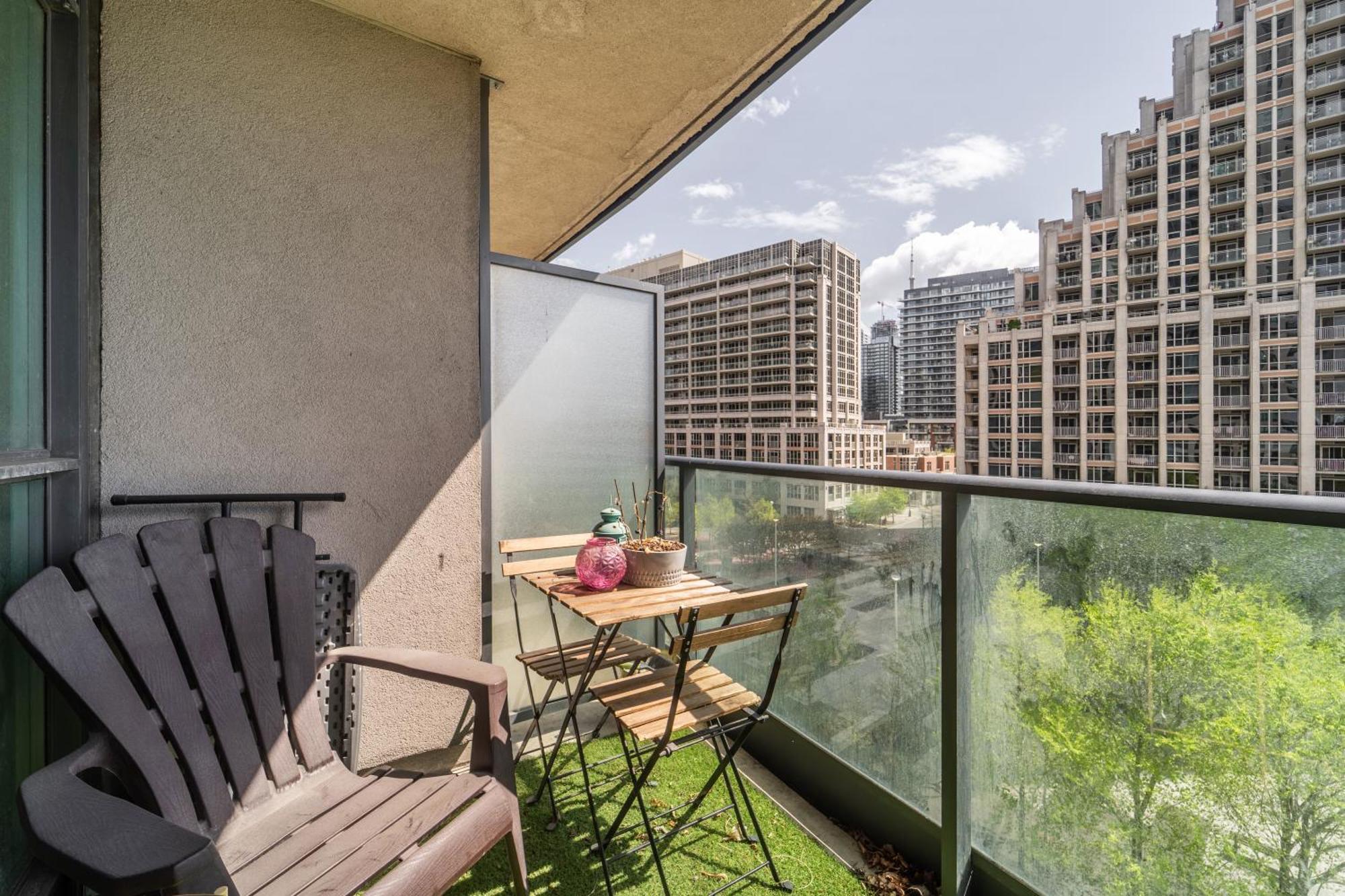 Spacious 2 Bedroom Plus Den, 2 Bath, Sleeps 5 With Balcony And Lakeview Downtown Toronto Condo Экстерьер фото