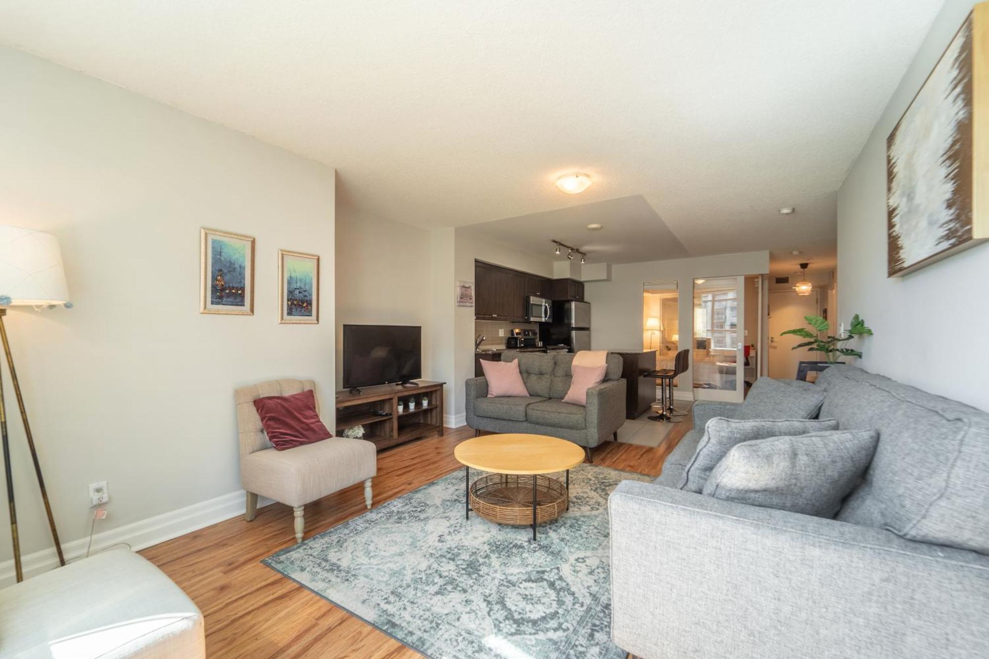 Spacious 2 Bedroom Plus Den, 2 Bath, Sleeps 5 With Balcony And Lakeview Downtown Toronto Condo Экстерьер фото
