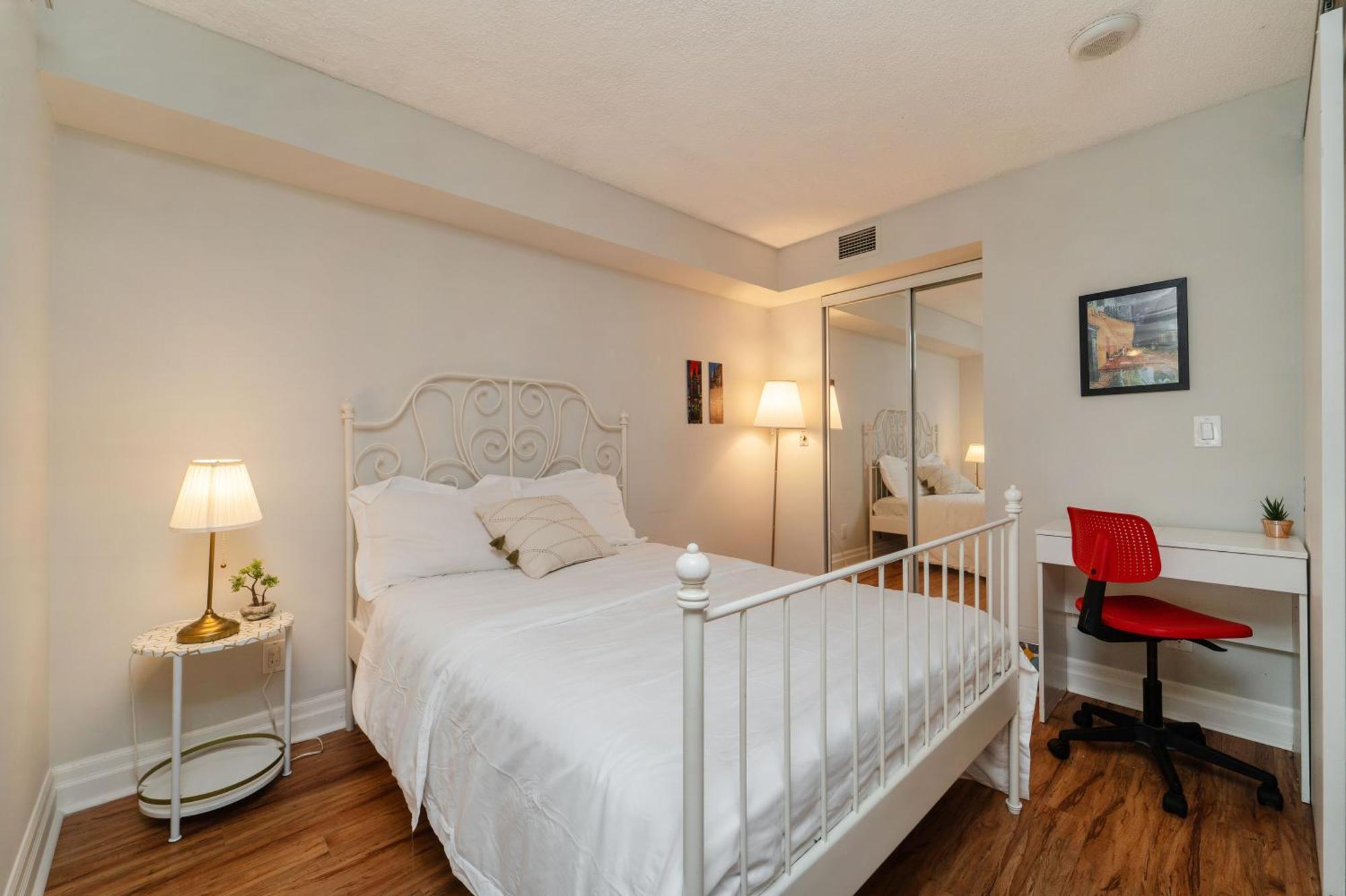 Spacious 2 Bedroom Plus Den, 2 Bath, Sleeps 5 With Balcony And Lakeview Downtown Toronto Condo Экстерьер фото