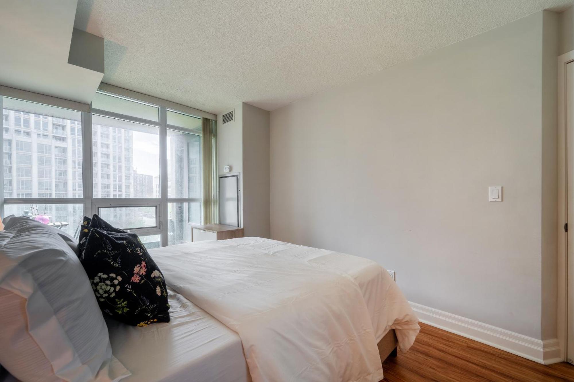 Spacious 2 Bedroom Plus Den, 2 Bath, Sleeps 5 With Balcony And Lakeview Downtown Toronto Condo Экстерьер фото