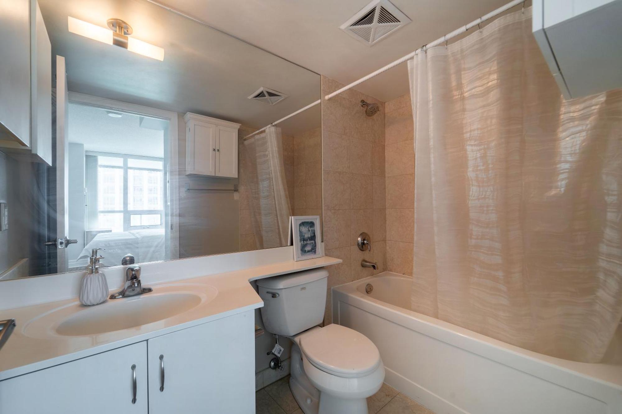 Spacious 2 Bedroom Plus Den, 2 Bath, Sleeps 5 With Balcony And Lakeview Downtown Toronto Condo Экстерьер фото