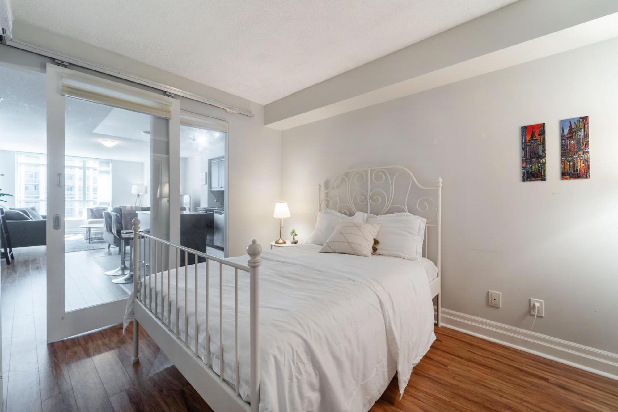 Spacious 2 Bedroom Plus Den, 2 Bath, Sleeps 5 With Balcony And Lakeview Downtown Toronto Condo Экстерьер фото