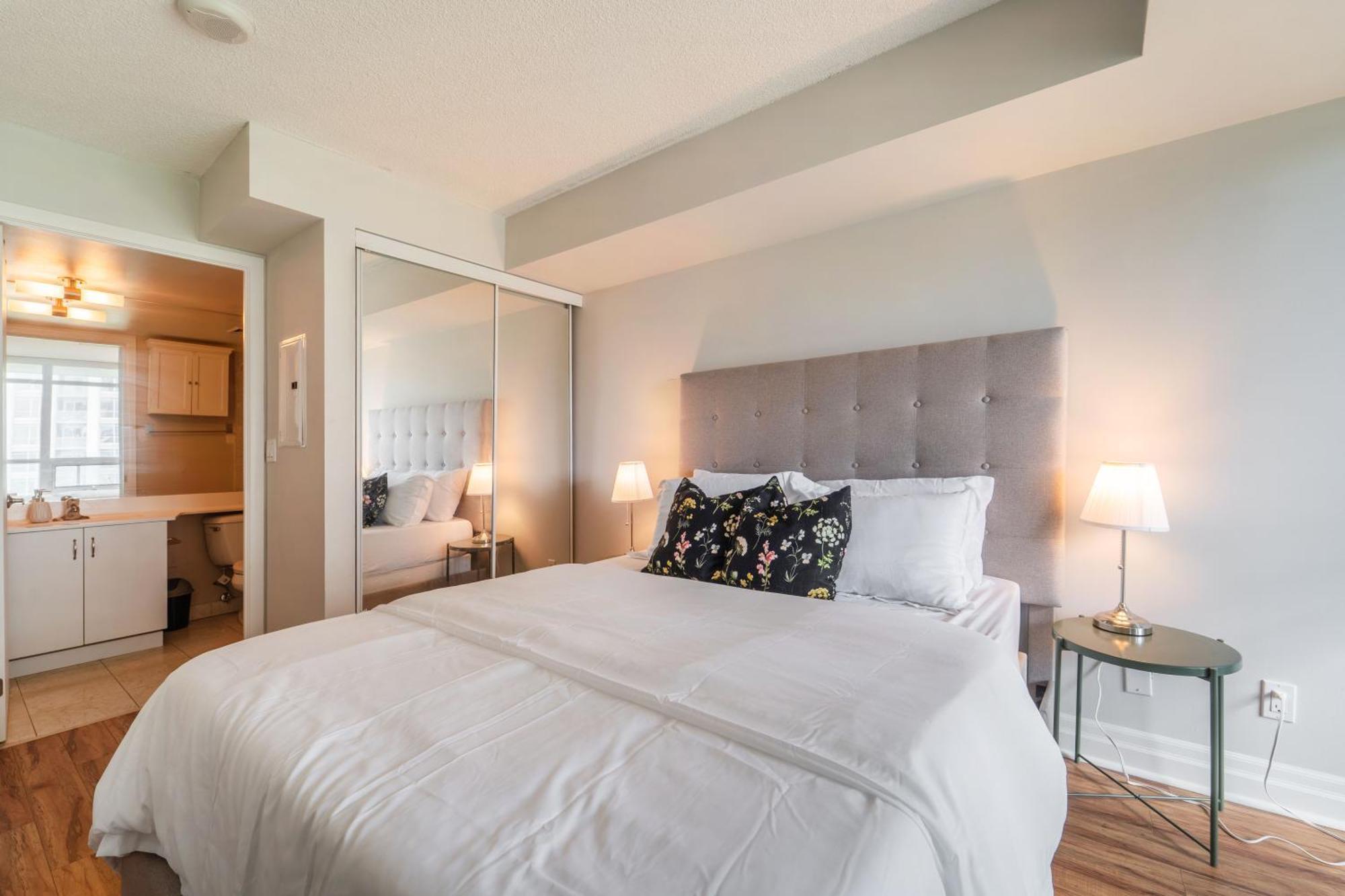 Spacious 2 Bedroom Plus Den, 2 Bath, Sleeps 5 With Balcony And Lakeview Downtown Toronto Condo Экстерьер фото