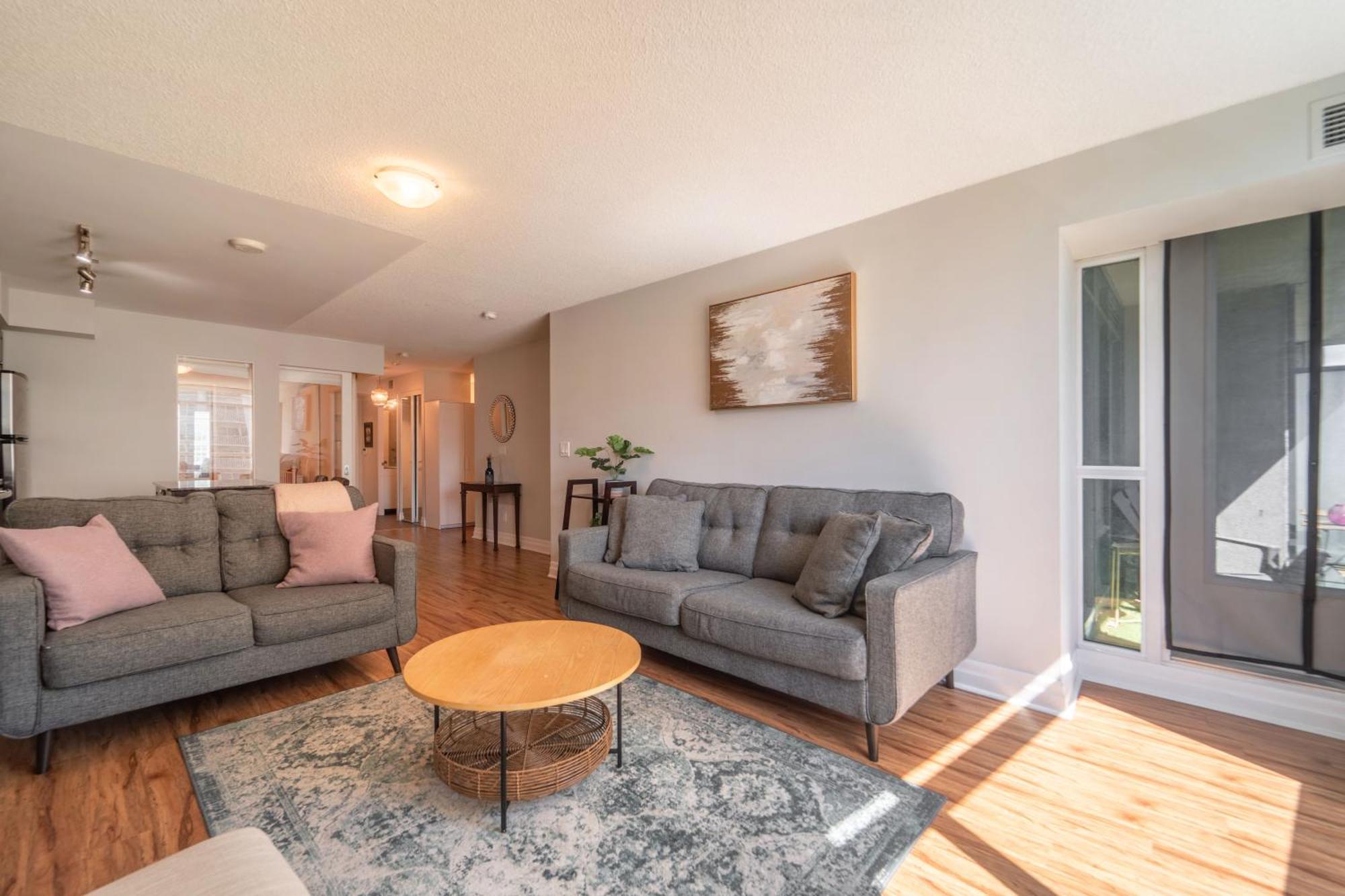 Spacious 2 Bedroom Plus Den, 2 Bath, Sleeps 5 With Balcony And Lakeview Downtown Toronto Condo Экстерьер фото