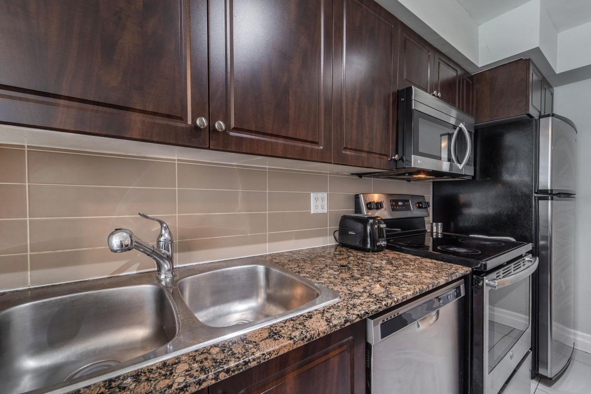 Spacious 2 Bedroom Plus Den, 2 Bath, Sleeps 5 With Balcony And Lakeview Downtown Toronto Condo Экстерьер фото