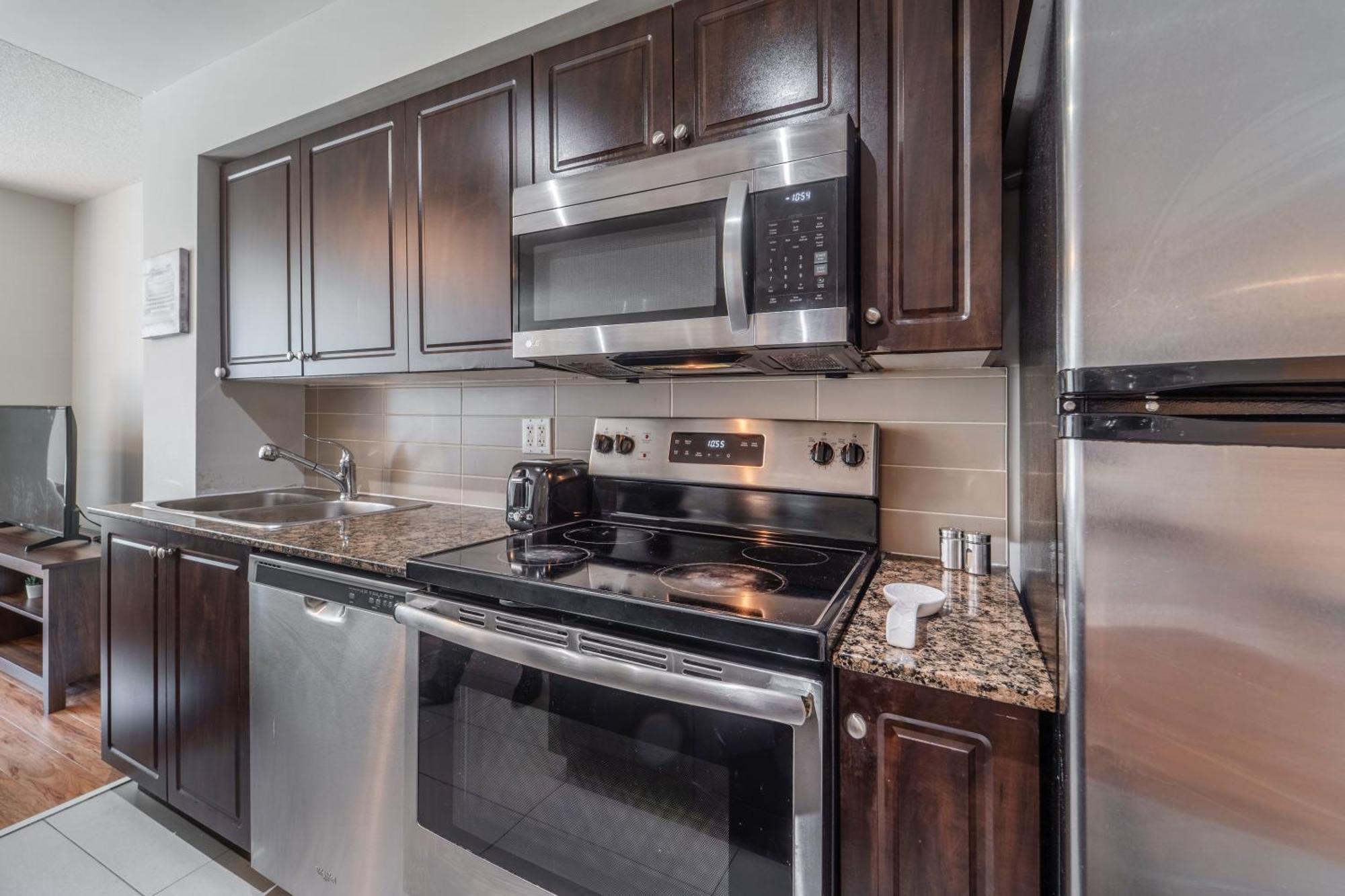 Spacious 2 Bedroom Plus Den, 2 Bath, Sleeps 5 With Balcony And Lakeview Downtown Toronto Condo Экстерьер фото