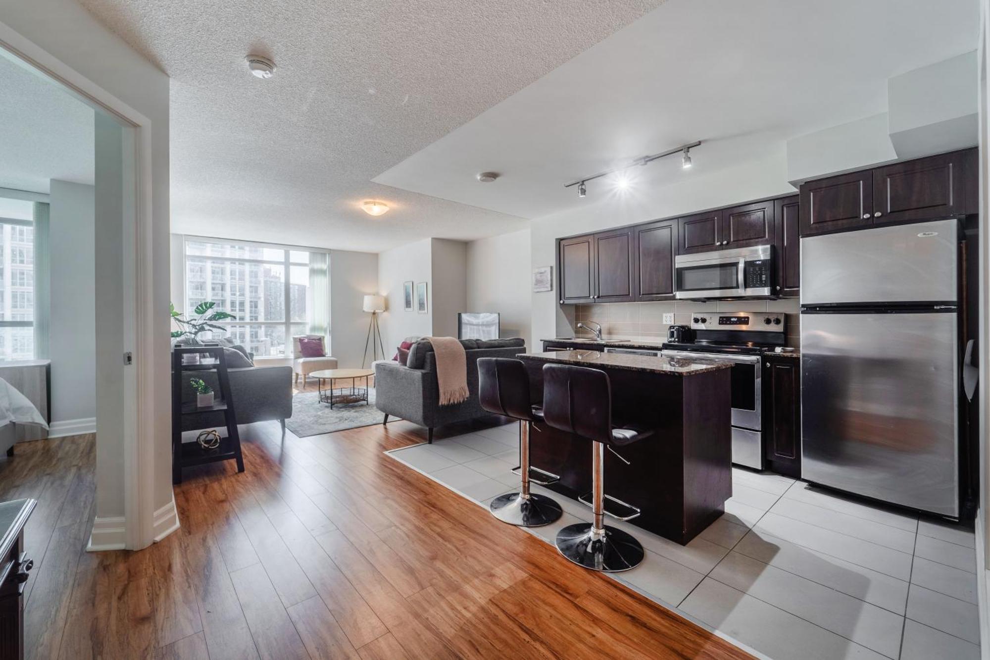 Spacious 2 Bedroom Plus Den, 2 Bath, Sleeps 5 With Balcony And Lakeview Downtown Toronto Condo Экстерьер фото