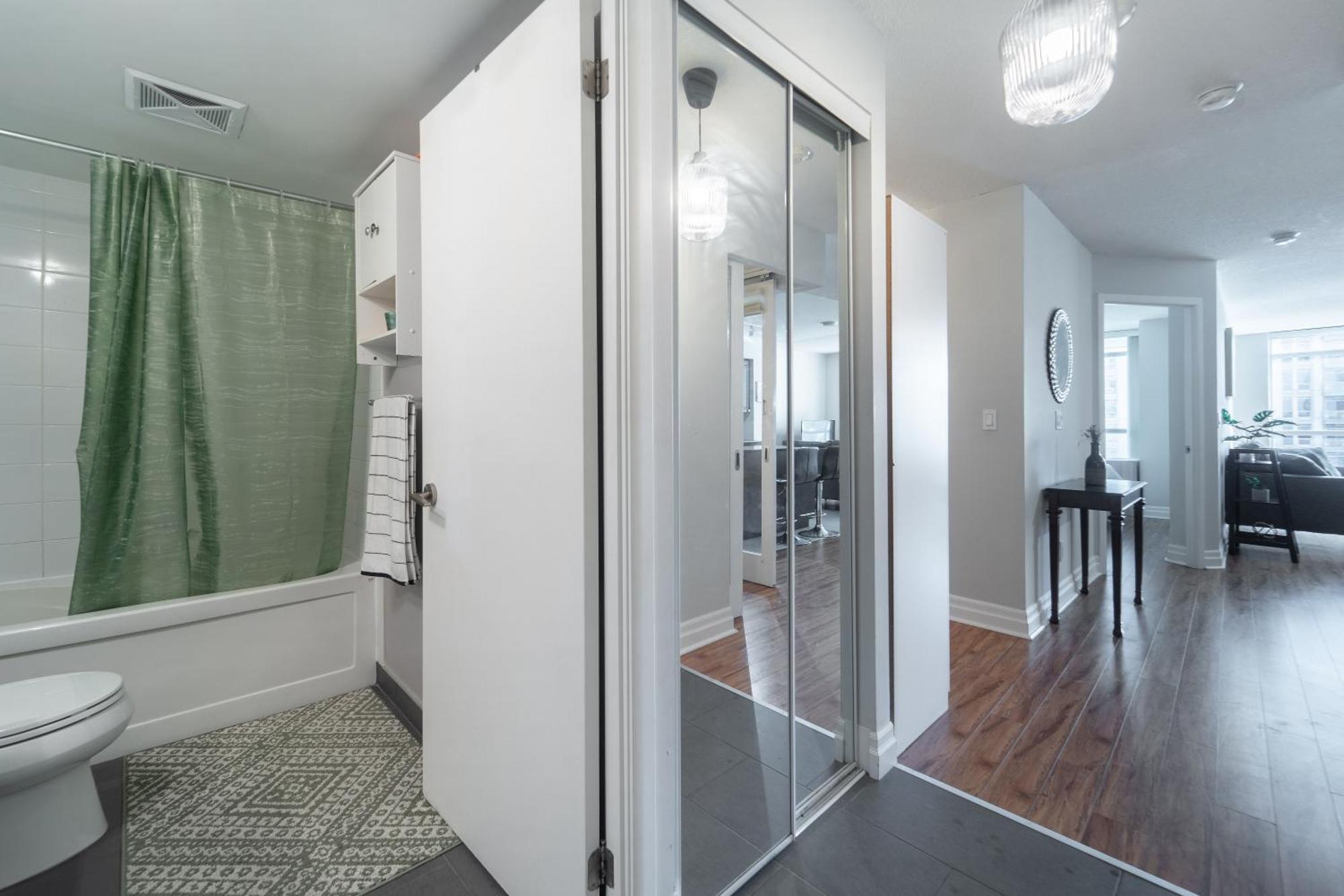 Spacious 2 Bedroom Plus Den, 2 Bath, Sleeps 5 With Balcony And Lakeview Downtown Toronto Condo Экстерьер фото