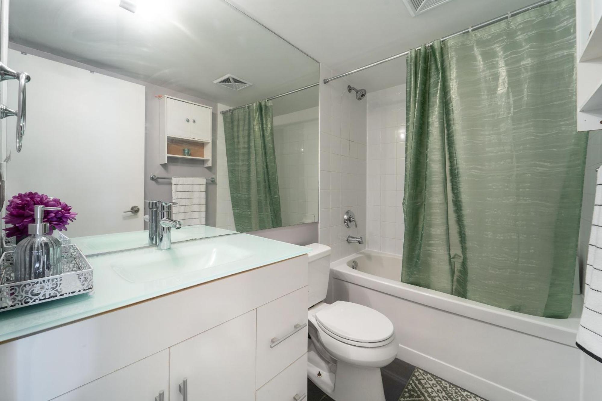 Spacious 2 Bedroom Plus Den, 2 Bath, Sleeps 5 With Balcony And Lakeview Downtown Toronto Condo Экстерьер фото