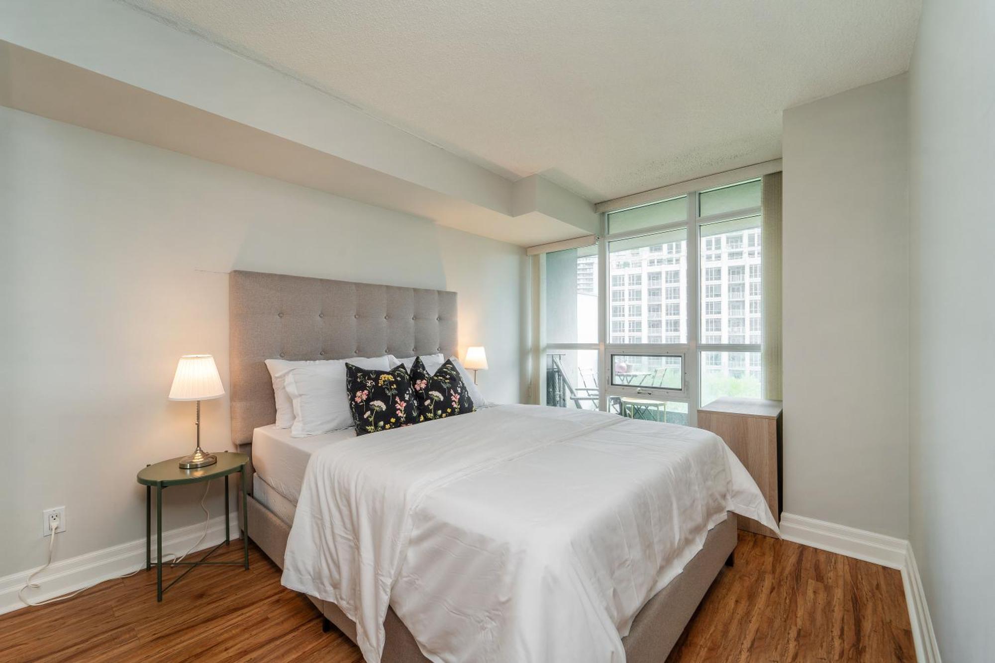 Spacious 2 Bedroom Plus Den, 2 Bath, Sleeps 5 With Balcony And Lakeview Downtown Toronto Condo Экстерьер фото