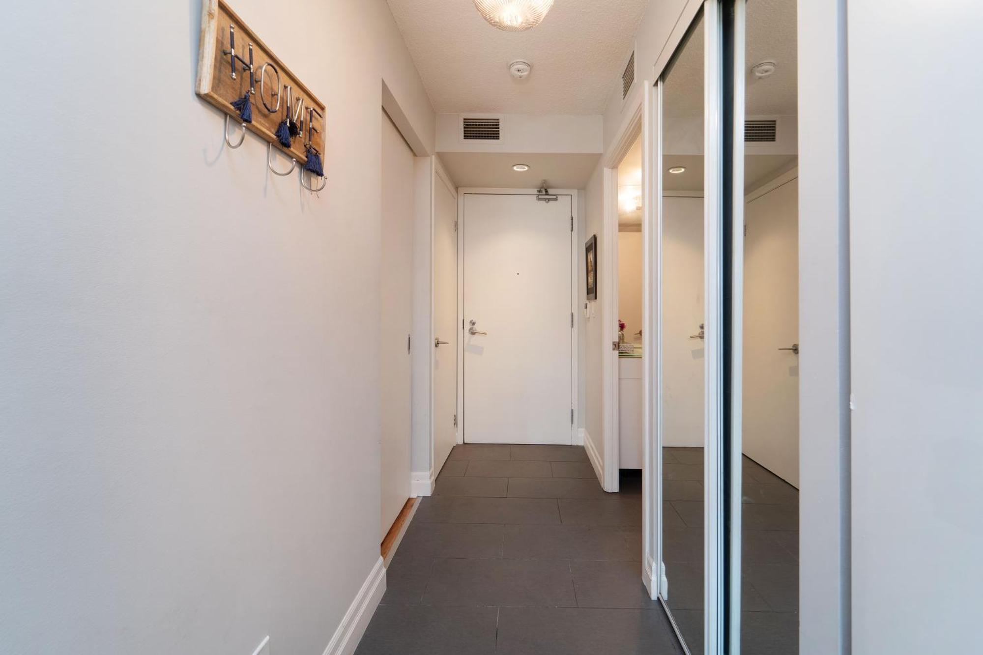 Spacious 2 Bedroom Plus Den, 2 Bath, Sleeps 5 With Balcony And Lakeview Downtown Toronto Condo Экстерьер фото