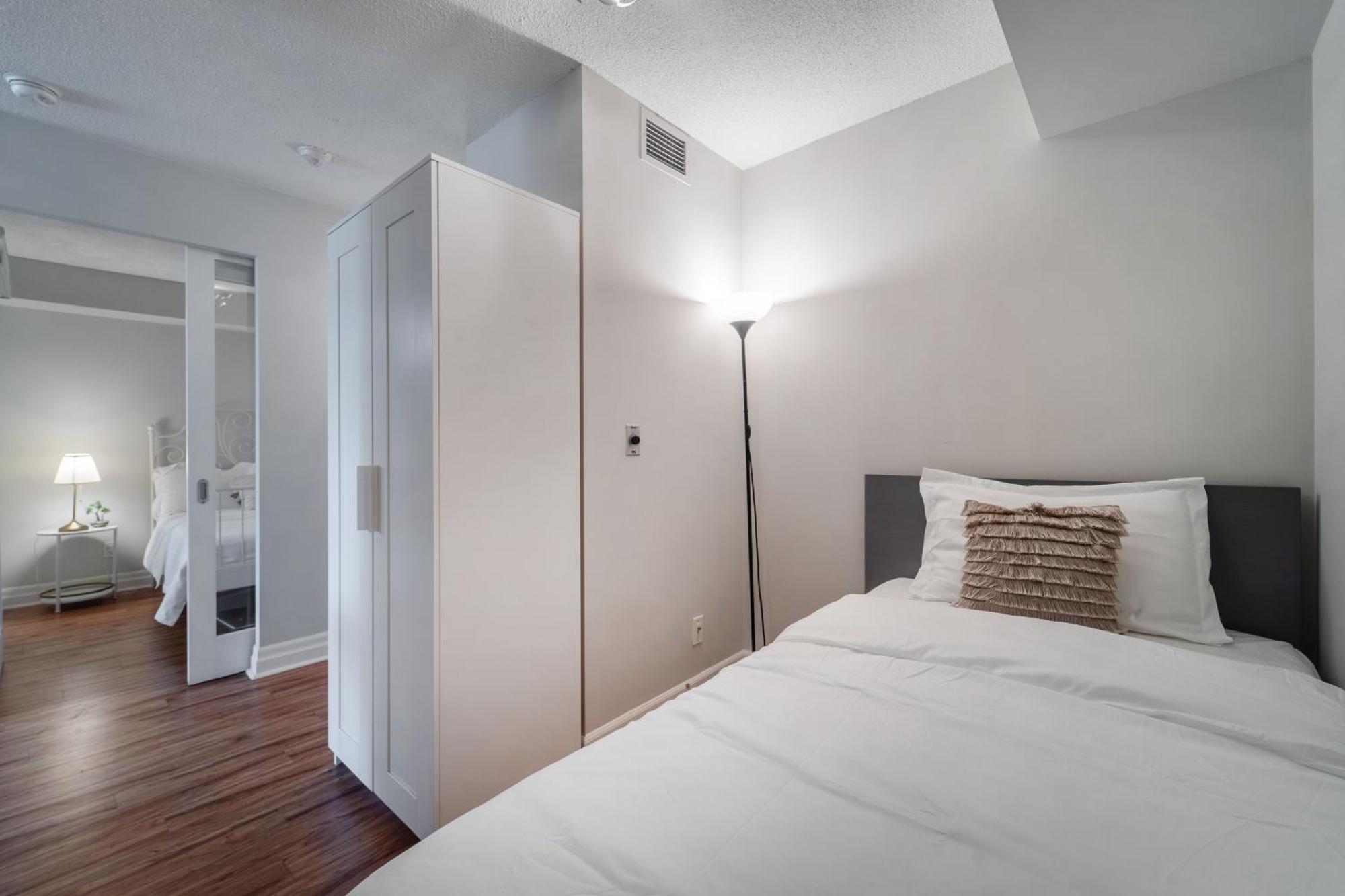 Spacious 2 Bedroom Plus Den, 2 Bath, Sleeps 5 With Balcony And Lakeview Downtown Toronto Condo Экстерьер фото