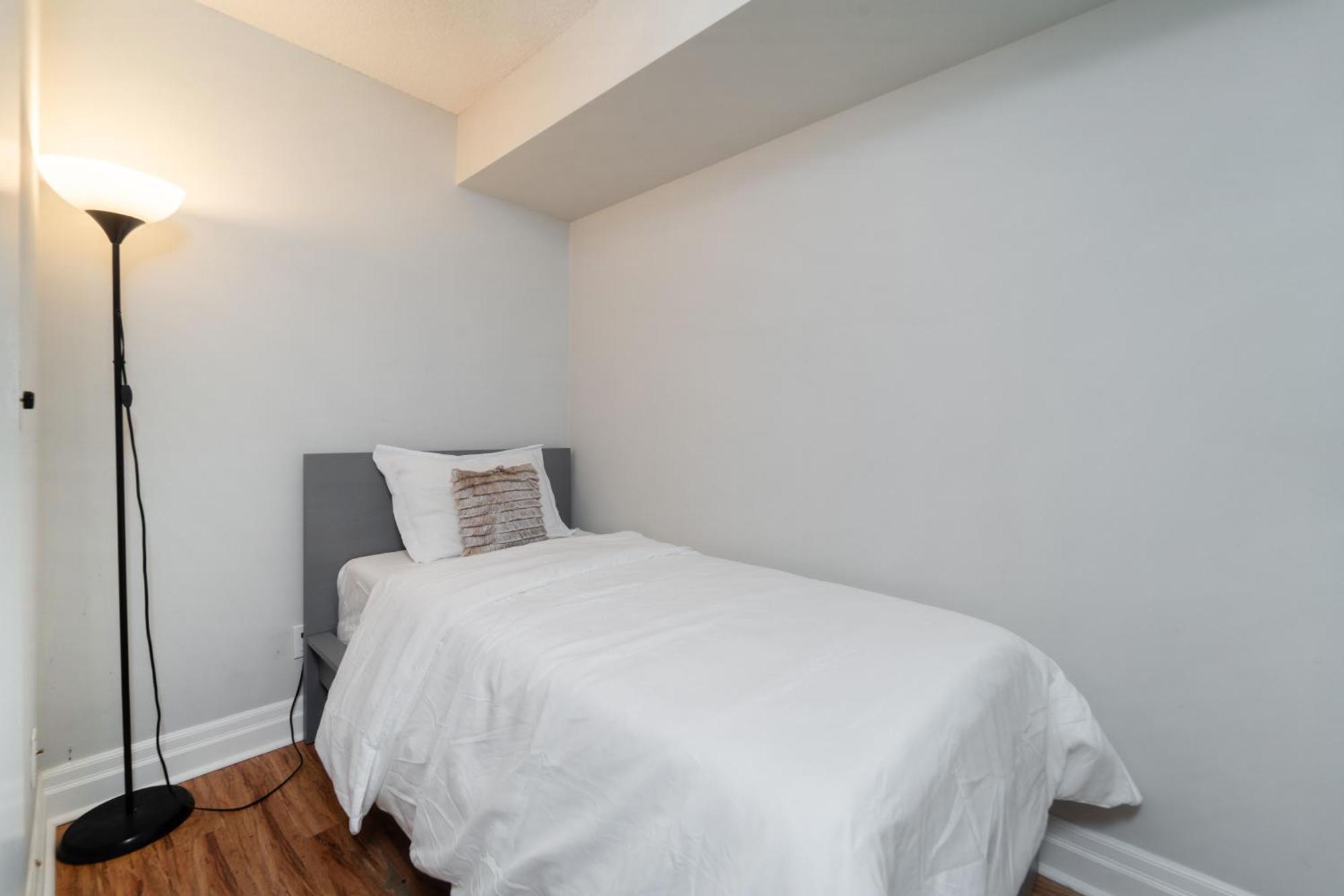 Spacious 2 Bedroom Plus Den, 2 Bath, Sleeps 5 With Balcony And Lakeview Downtown Toronto Condo Экстерьер фото