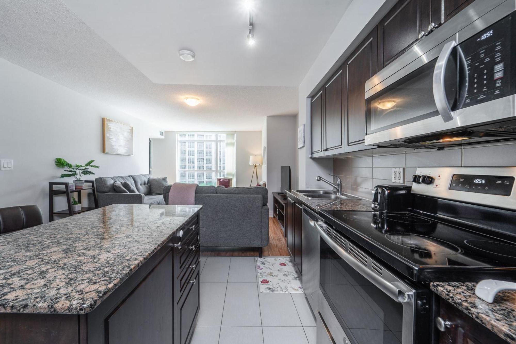 Spacious 2 Bedroom Plus Den, 2 Bath, Sleeps 5 With Balcony And Lakeview Downtown Toronto Condo Экстерьер фото