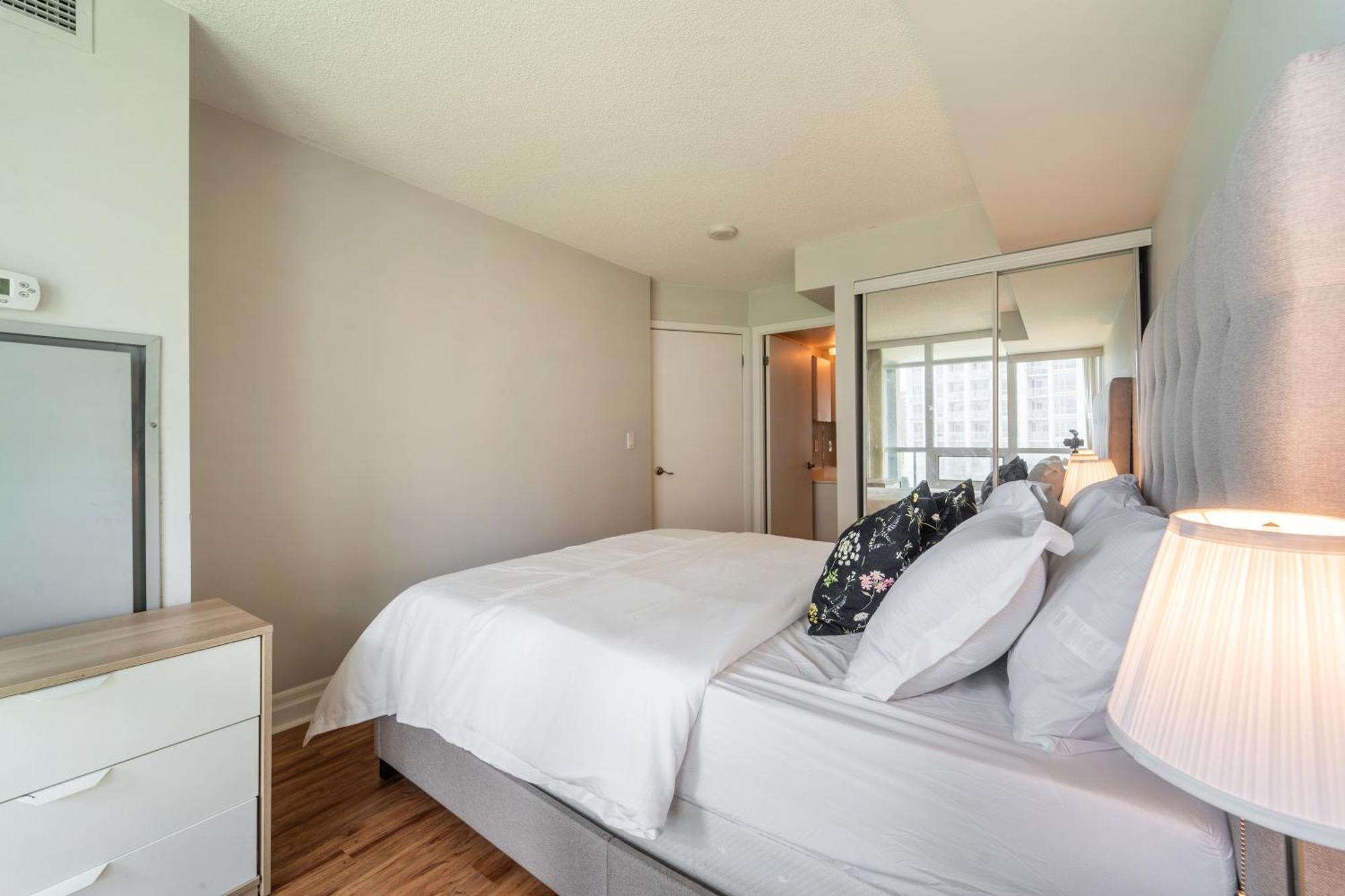 Spacious 2 Bedroom Plus Den, 2 Bath, Sleeps 5 With Balcony And Lakeview Downtown Toronto Condo Экстерьер фото