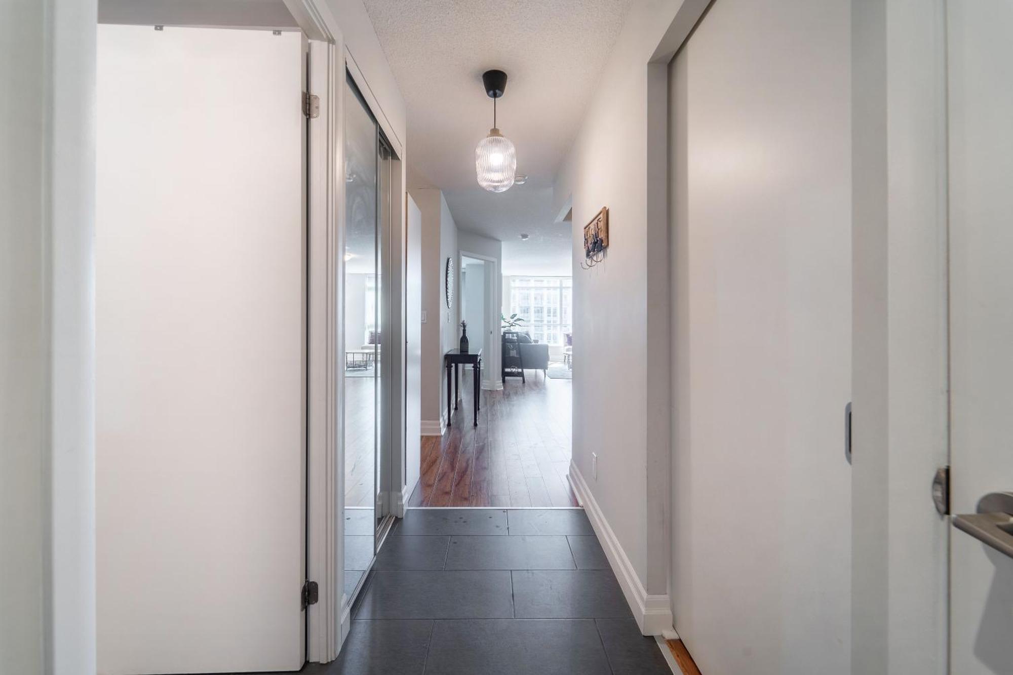 Spacious 2 Bedroom Plus Den, 2 Bath, Sleeps 5 With Balcony And Lakeview Downtown Toronto Condo Экстерьер фото