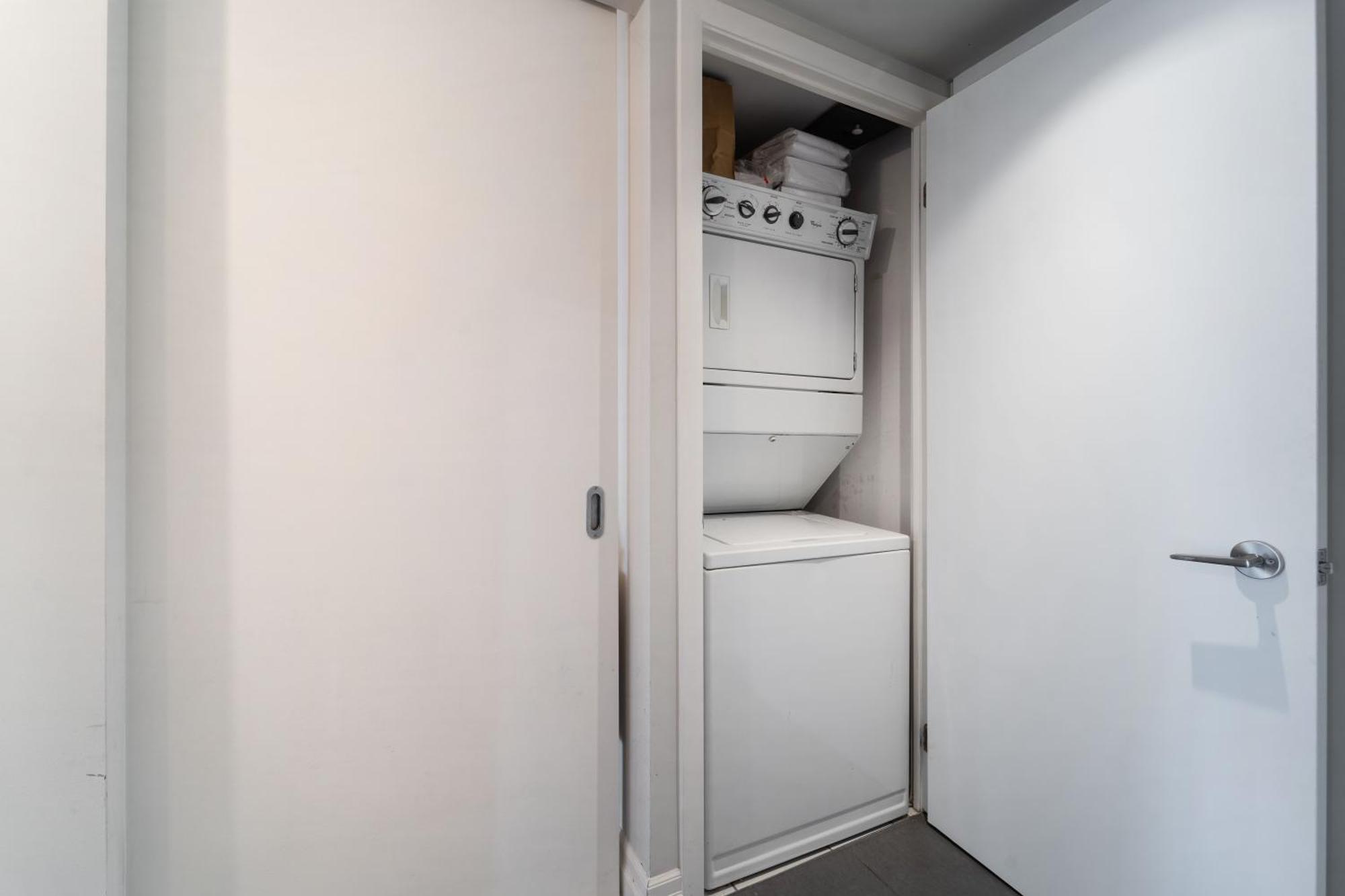Spacious 2 Bedroom Plus Den, 2 Bath, Sleeps 5 With Balcony And Lakeview Downtown Toronto Condo Экстерьер фото